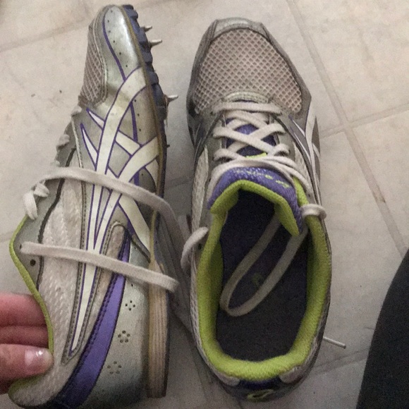 Girls track running shoes! Comes with spikes! - Picture 2 of 3